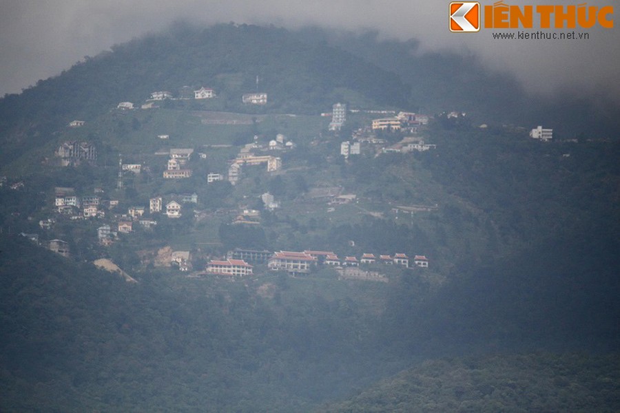 Tam Đảo (Vĩnh Phúc) nằm cách Hà Nội 80km, mảnh đất thơ mộng này được ví như " Đà Lạt xứ Bắc", luôn hấp dẫn giới trẻ, các cặp đôi vào dịp cuối tuần bởi khí hậu quanh năm mát mẻ, trong lành. Những con đường uốn lượn quanh co, cùng với khung cảnh hùng vĩ của núi non mang lại cảm giác thoải mái cho bất kỳ ai đặt chân đến đây.